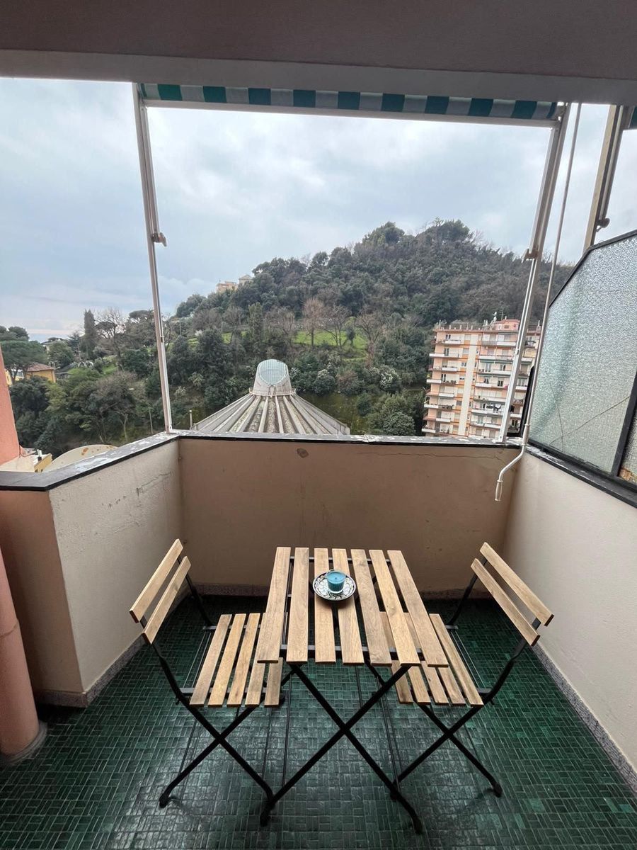 Balcone con vista sul verde della collina di Pegli