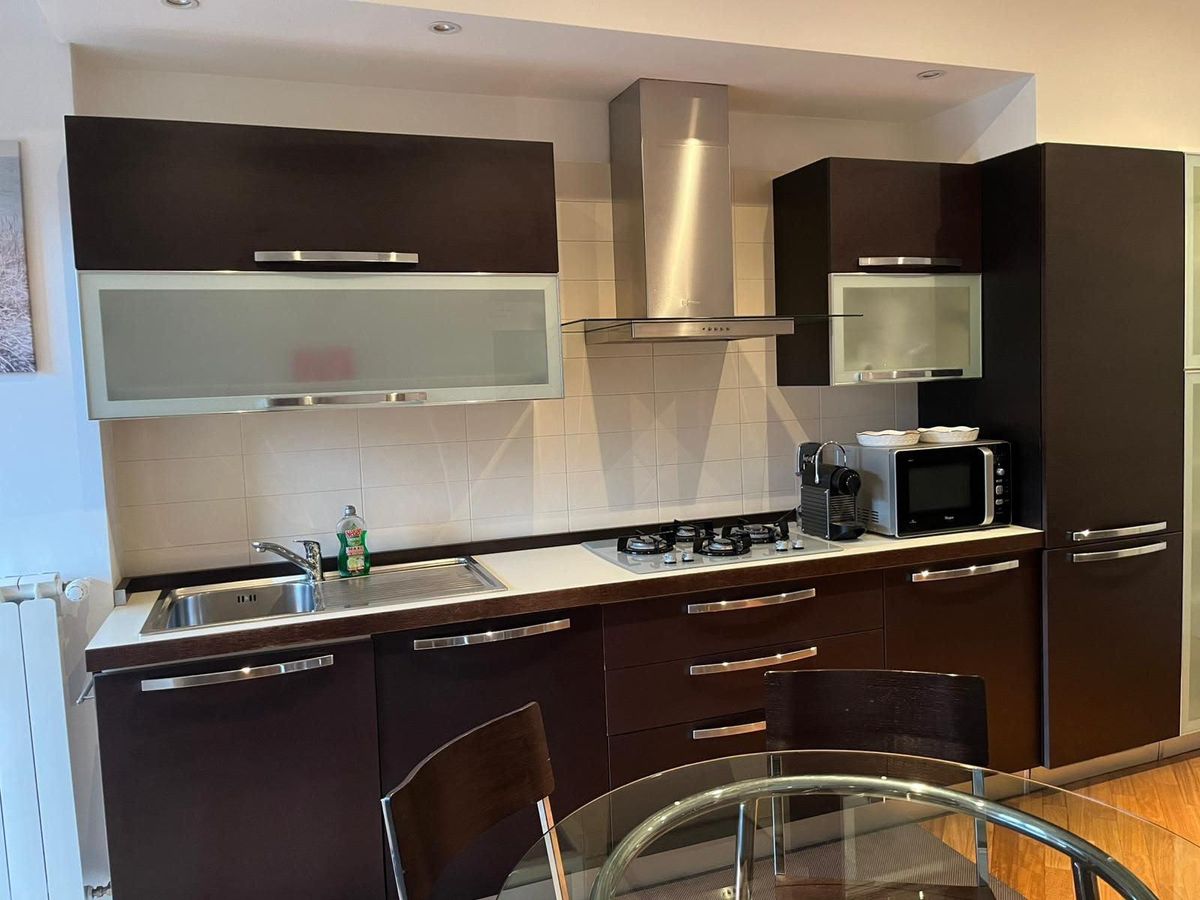 Cucina attrezzata con piano cottura e microonde